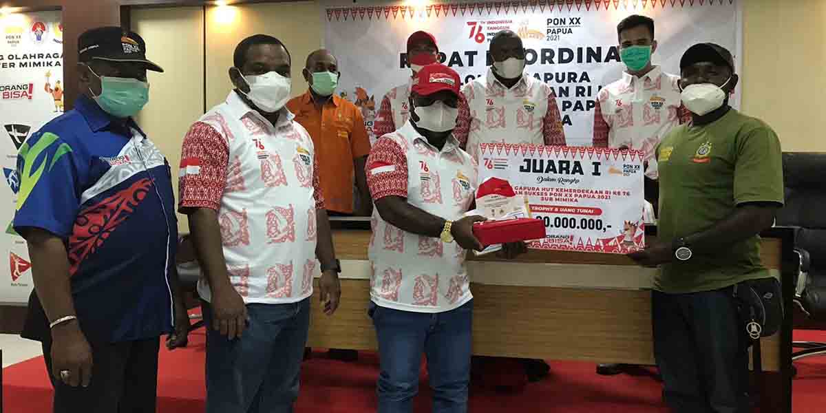 Penyerahan hadiah oleh Ketua Panitia HUT RI PB PON Mimika, Alexander Omaleng kepada perwakilan Kampung Iwaka RT 7, Rabu (18/8/2021). Foto: Anti Patabang/Papua60detik